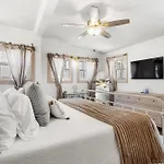 Madeleine Suite C Beach! Fire Pit! Downtown