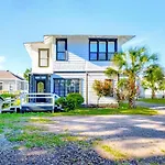 Aerie Loft: Cozy 1-Bedroom Retreat In Biloxi, Perfect For Couples!
