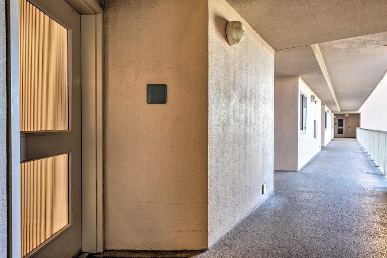 Sunny Beachfront With Amenities! Apartment