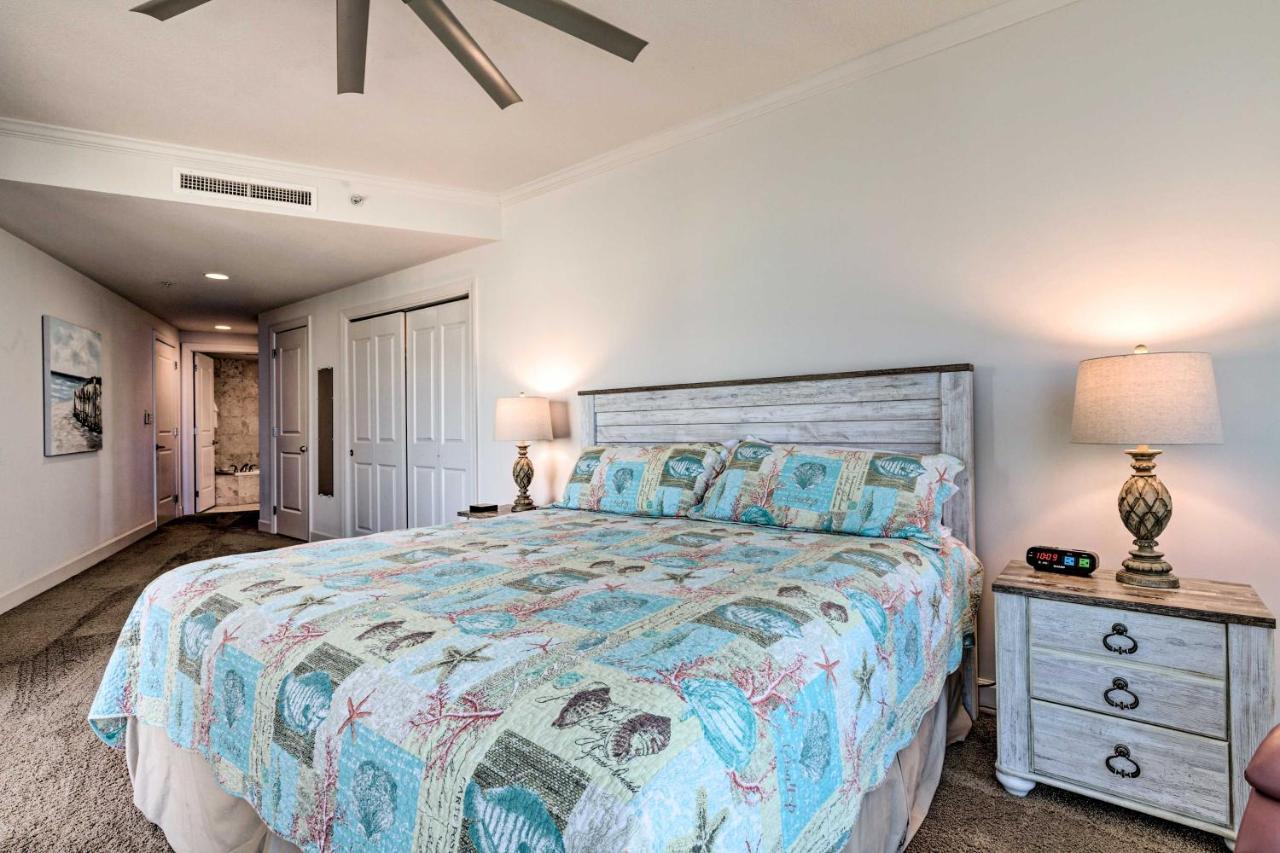 Sunny Beachfront With Amenities! Apartment