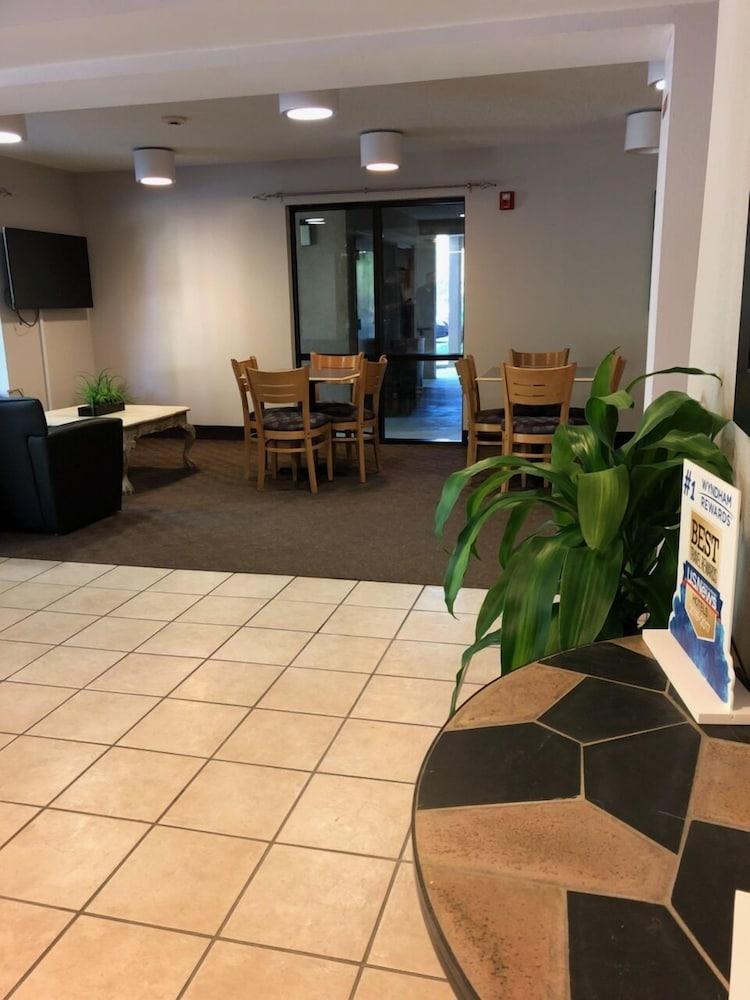 Super 8 By Wyndham Diberville Area