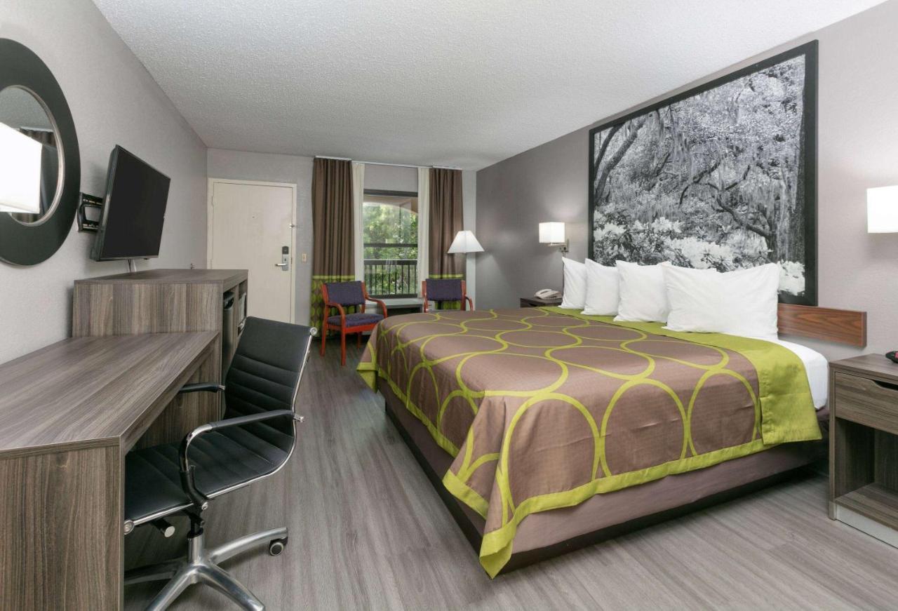 Super 8 By Wyndham Diberville Area Hotel