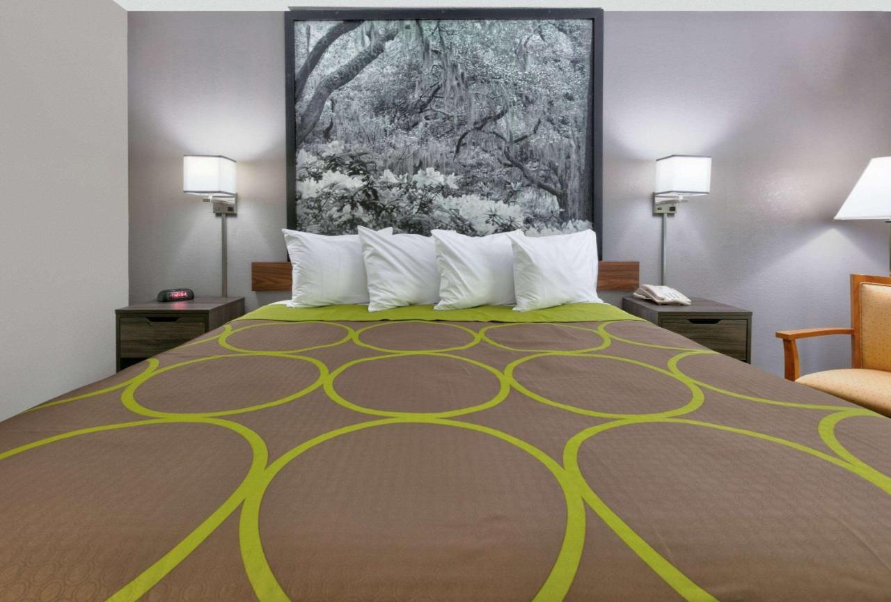 Super 8 By Wyndham Diberville Area Hotel 3*