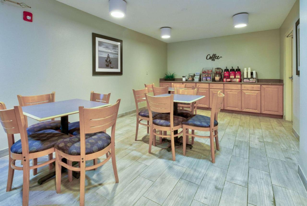 Hotel Super 8 By Wyndham Diberville Area 3*