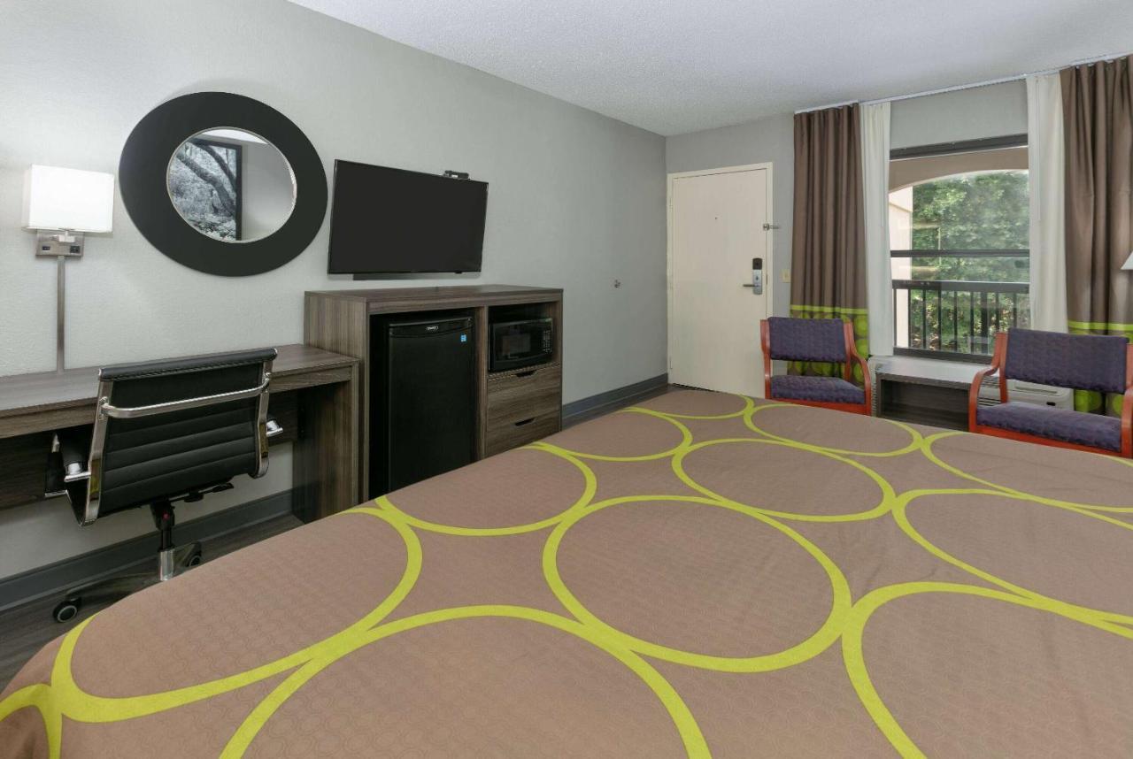 Super 8 By Wyndham Diberville Area Hotel