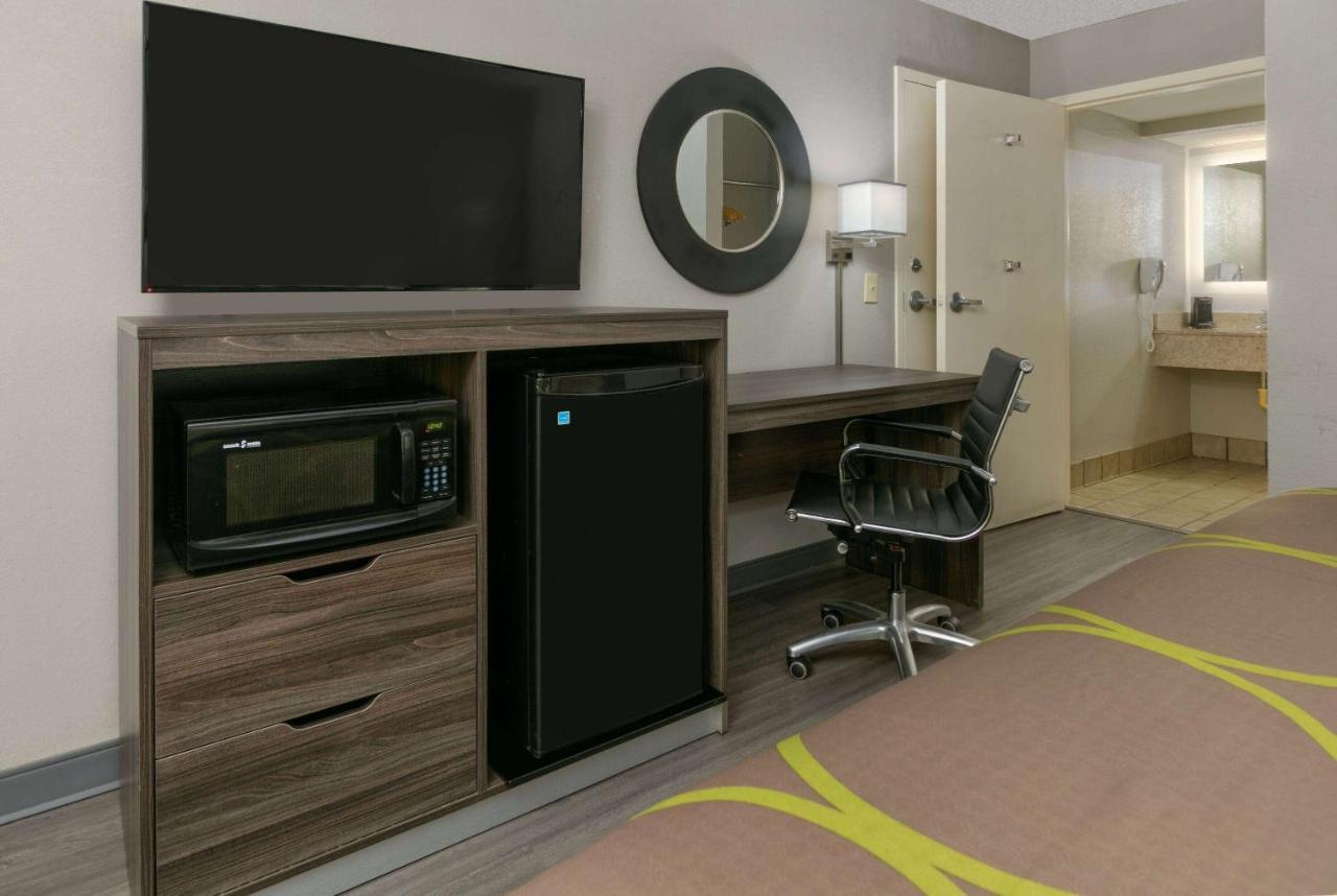 Super 8 By Wyndham Diberville Area Hotel