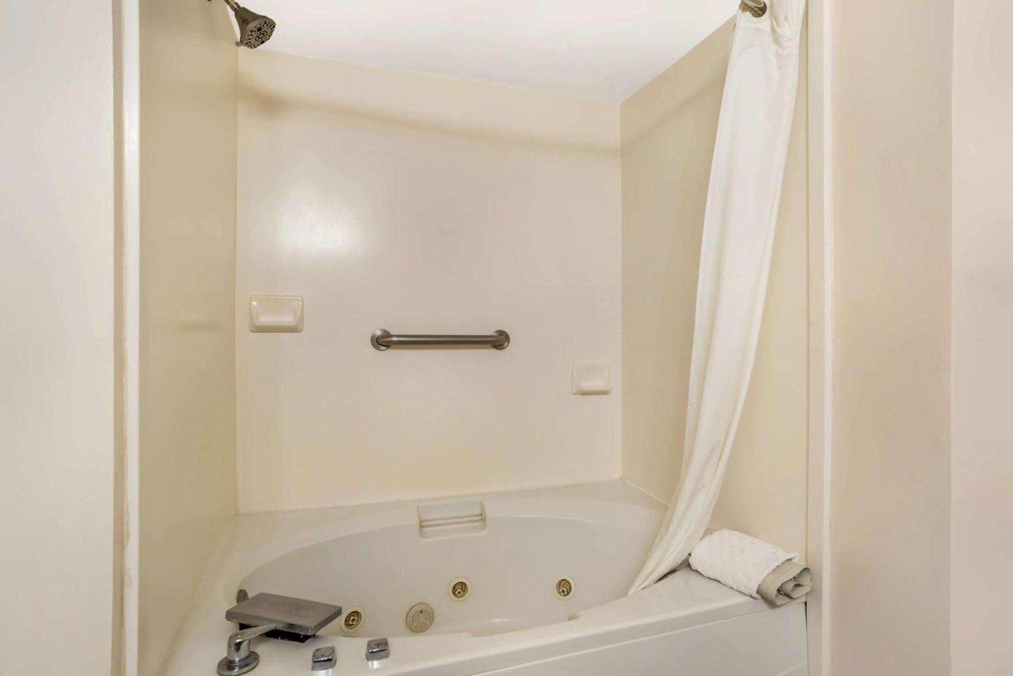 Western Oak Manor 3*