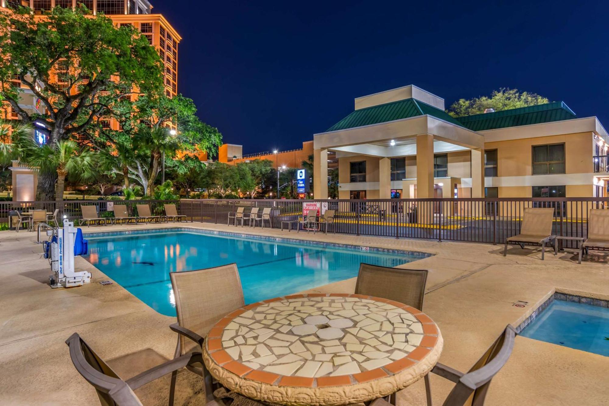 Western Oak Manor Hotel 3*