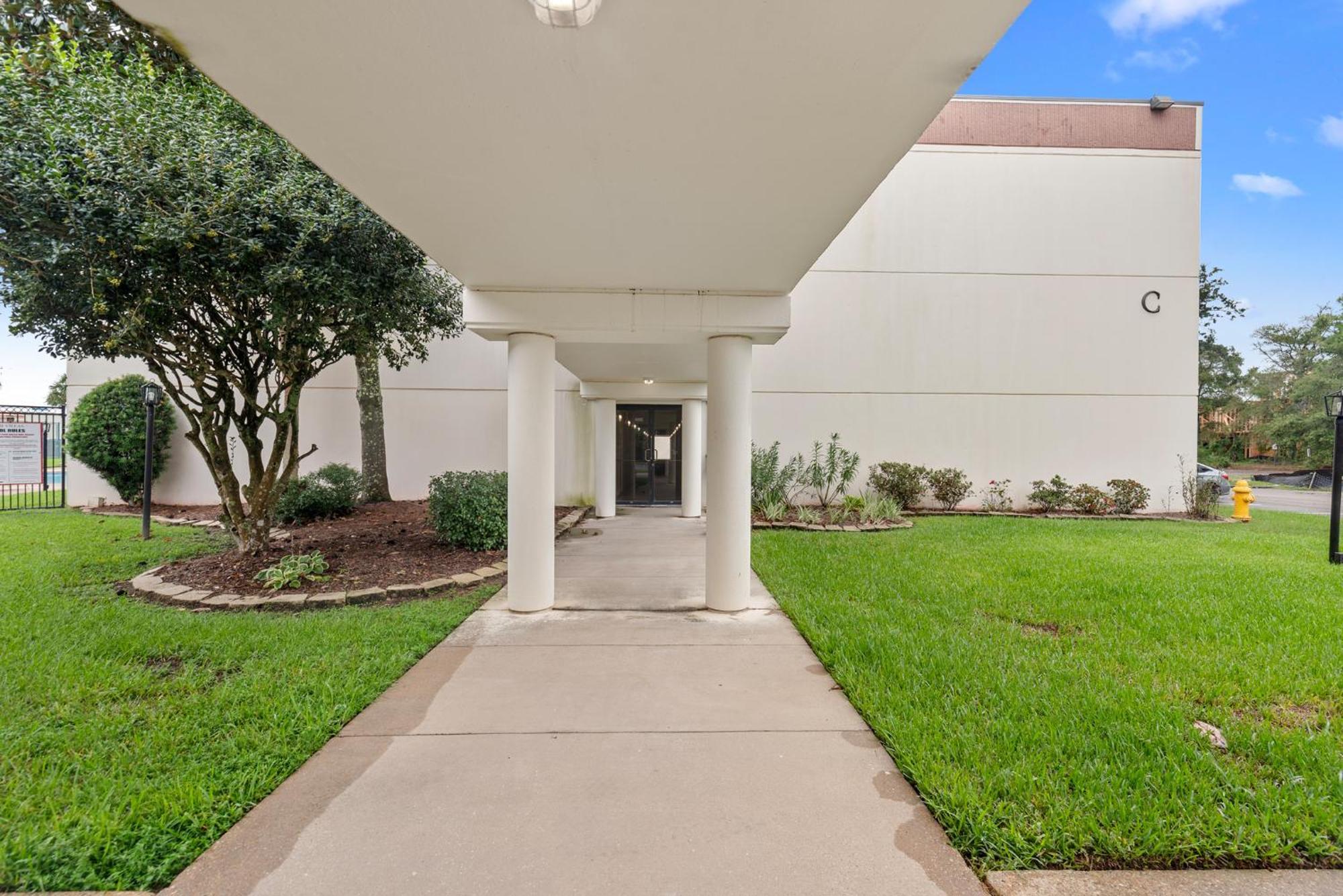 Fun 2 Bed/2 Bath With Pool On *