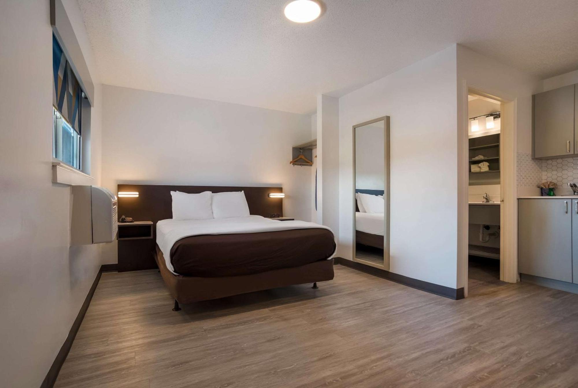 Suburban North Area Hotel