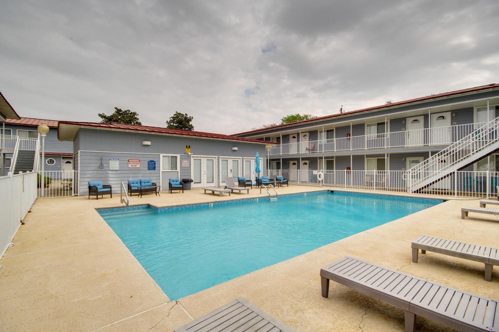 Apartment Less Than Half Mi To Gulf With Patio! *