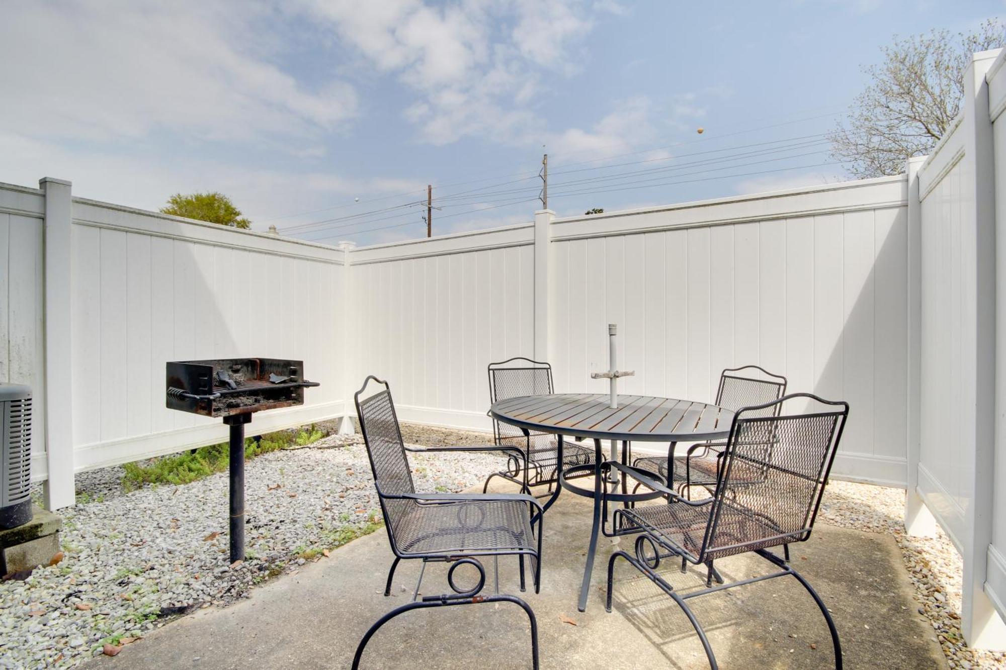 Less Than Half Mi To Gulf With Patio! Apartment Biloxi