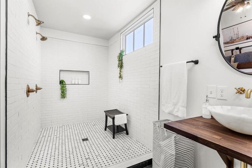 Vivian Suite A Beach! Fire Pit! Downtown! Holiday home