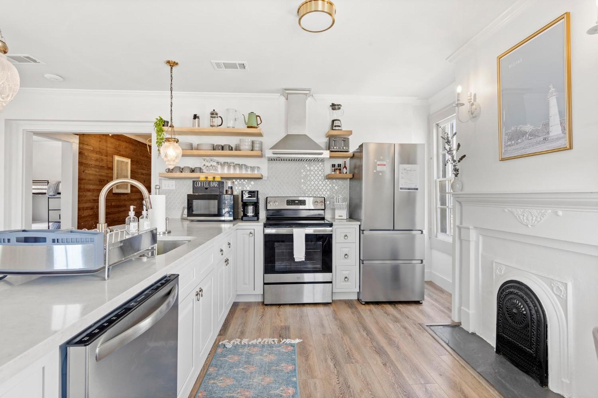 Madeleine C Beach! Fire Pit! Downtown Holiday home *