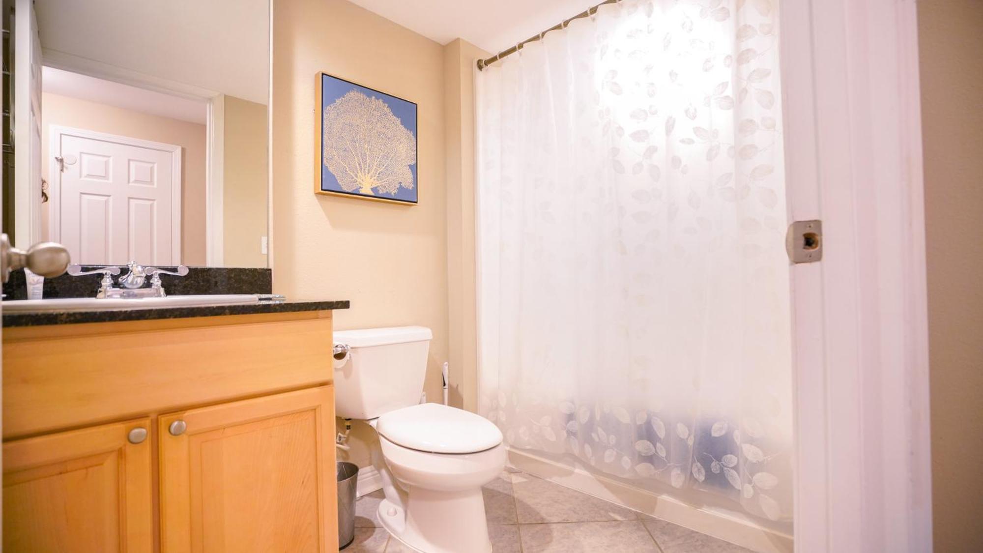Holiday home 5mins To Coliseum-1st Fl Condo-pool-bbq-wd *