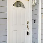 Airy Biloxi Condo With Patio Walk To Beach!