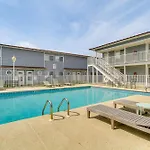 Airy Biloxi Condo With Patio Walk To Beach!