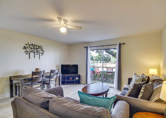 Airy Biloxi Condo With Patio Walk To Beach!