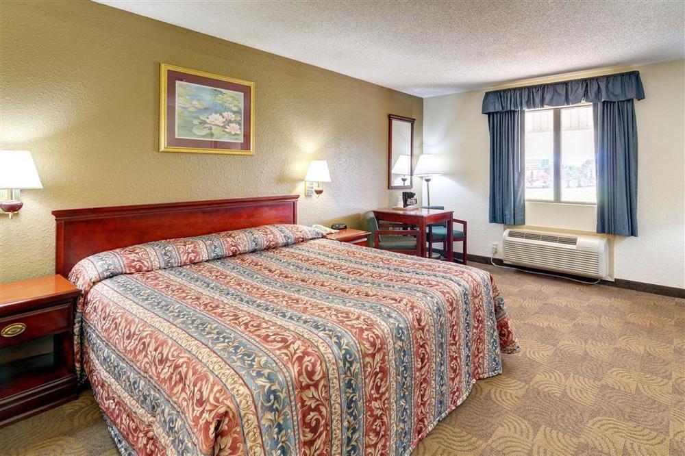 Regency & Motel 3*