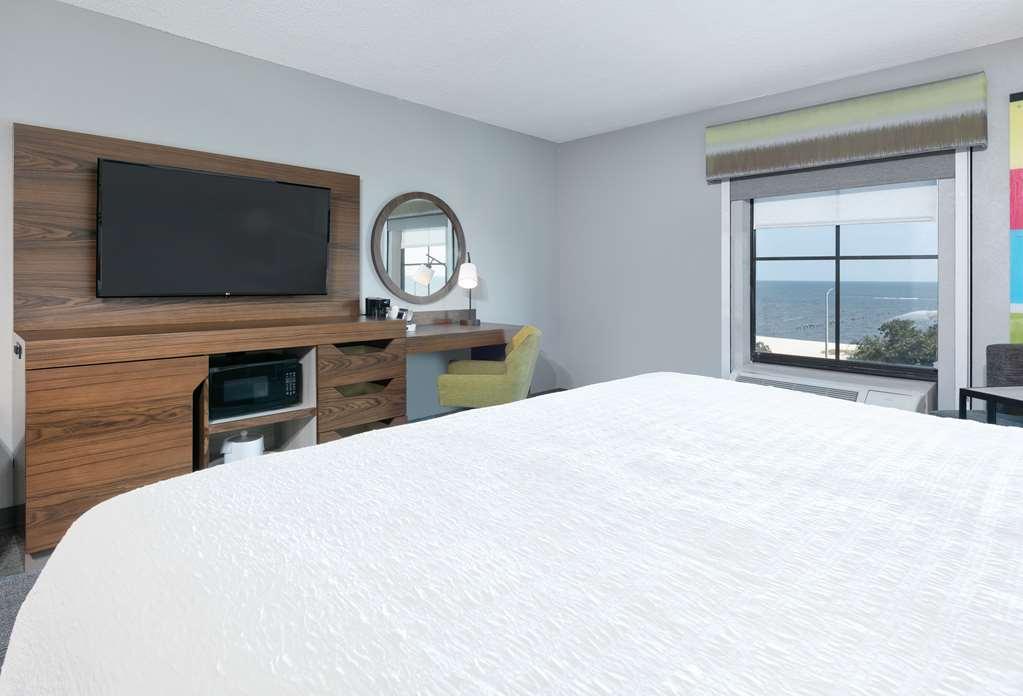Hampton Boulevard 3*