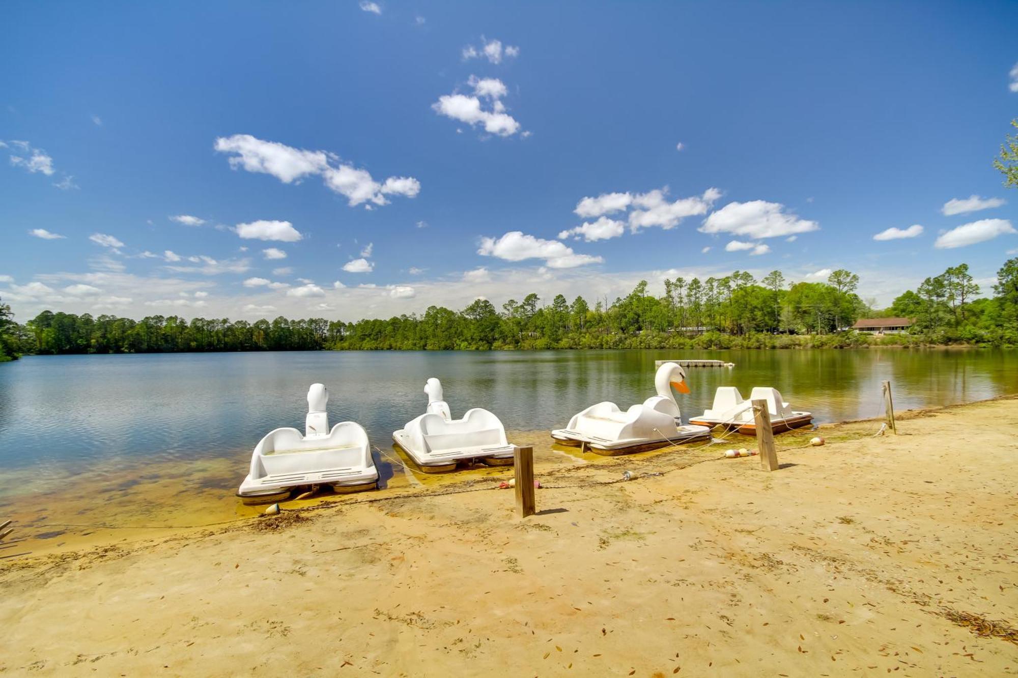 Apartment Charming With Community Pool And Lake! Biloxi