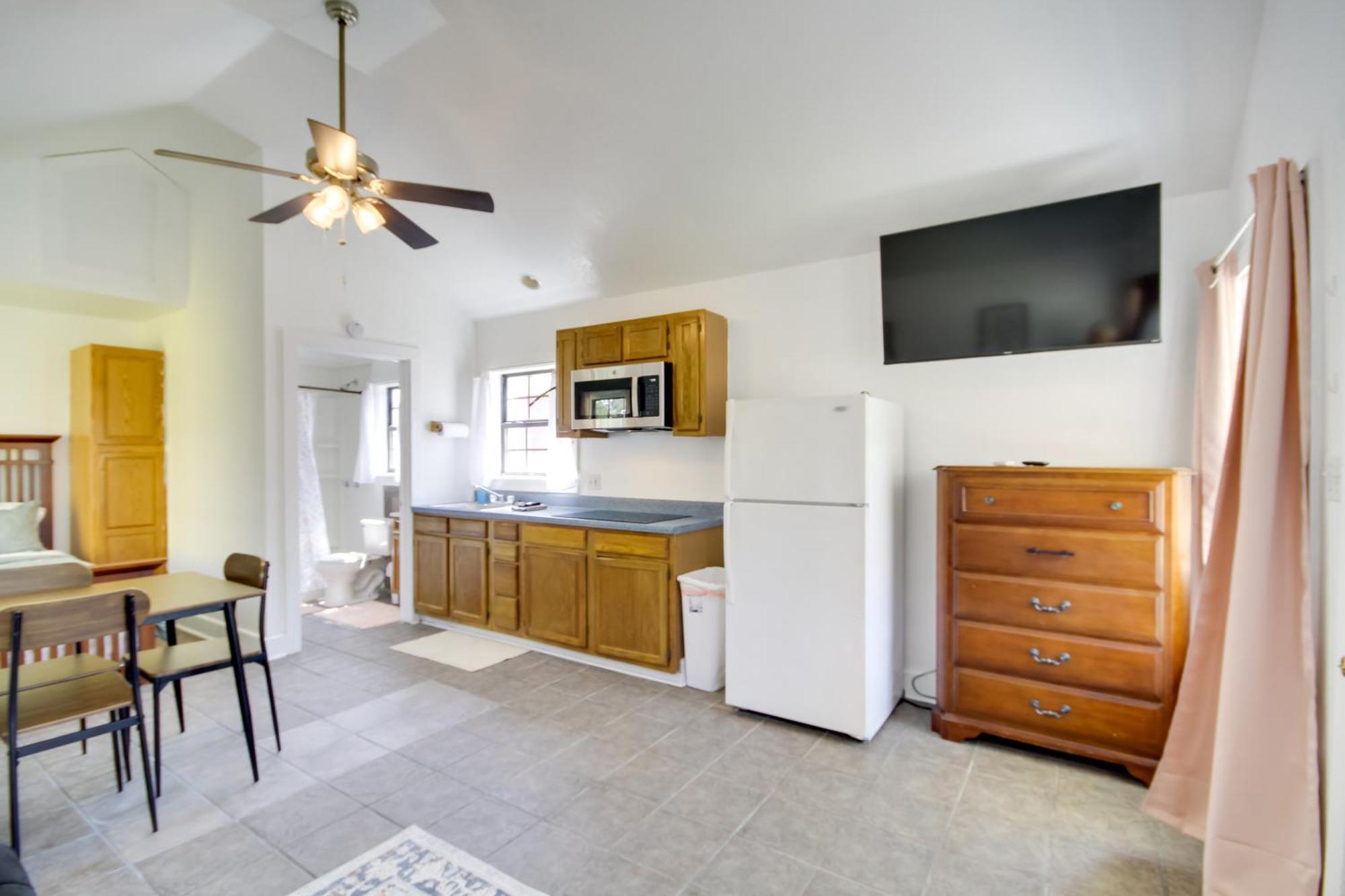 Charming With Community Pool And Lake! Biloxi