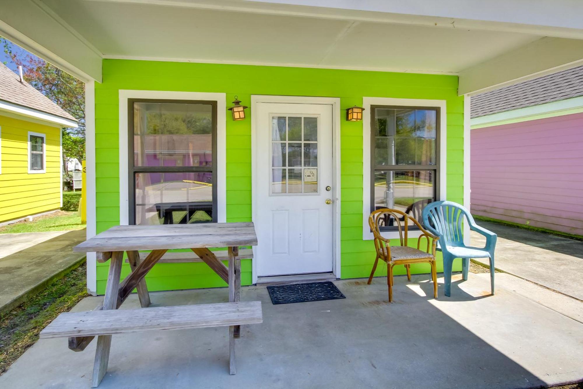 Charming With Community Pool And Lake! * Biloxi