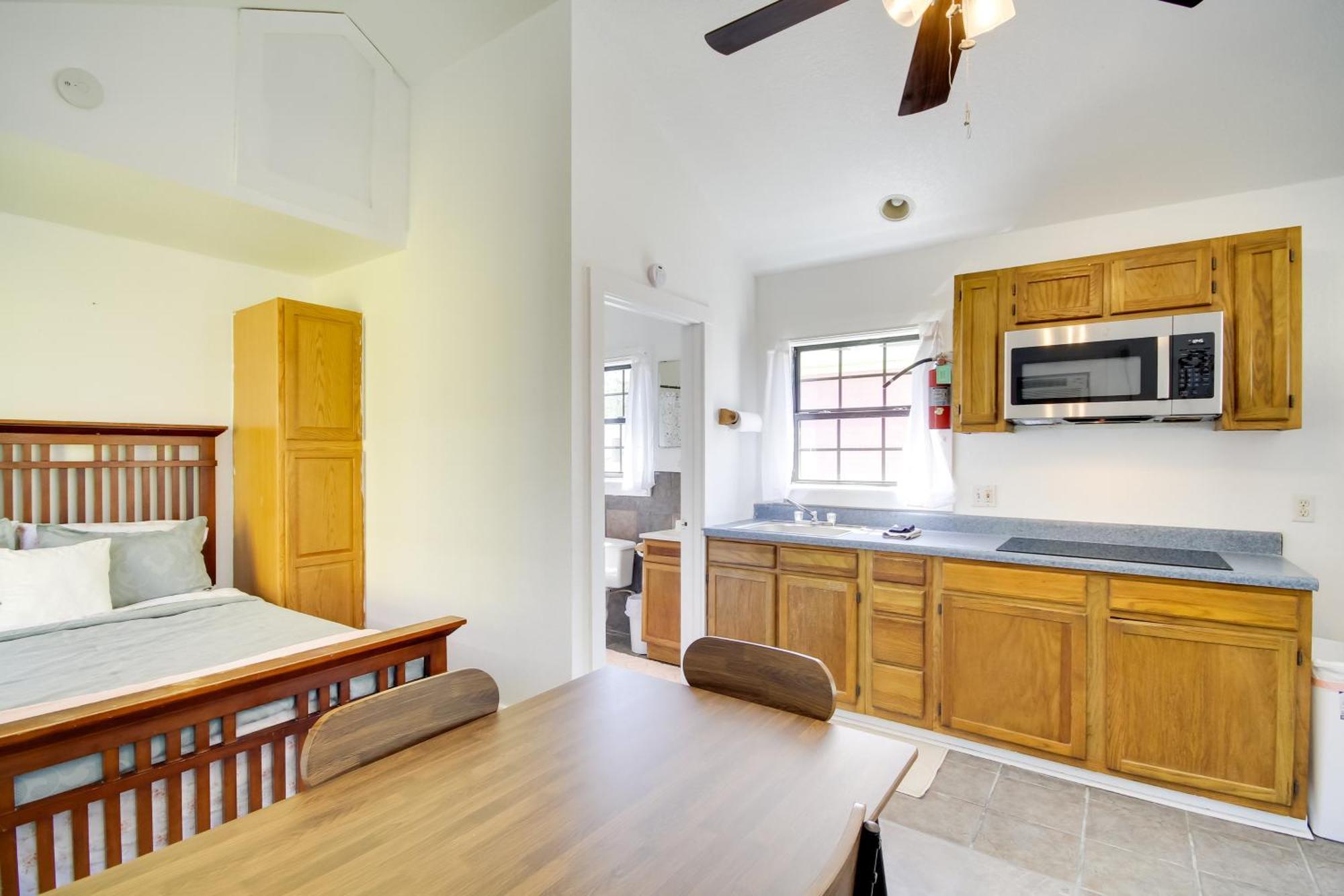 Charming With Community Pool And Lake! Apartment *