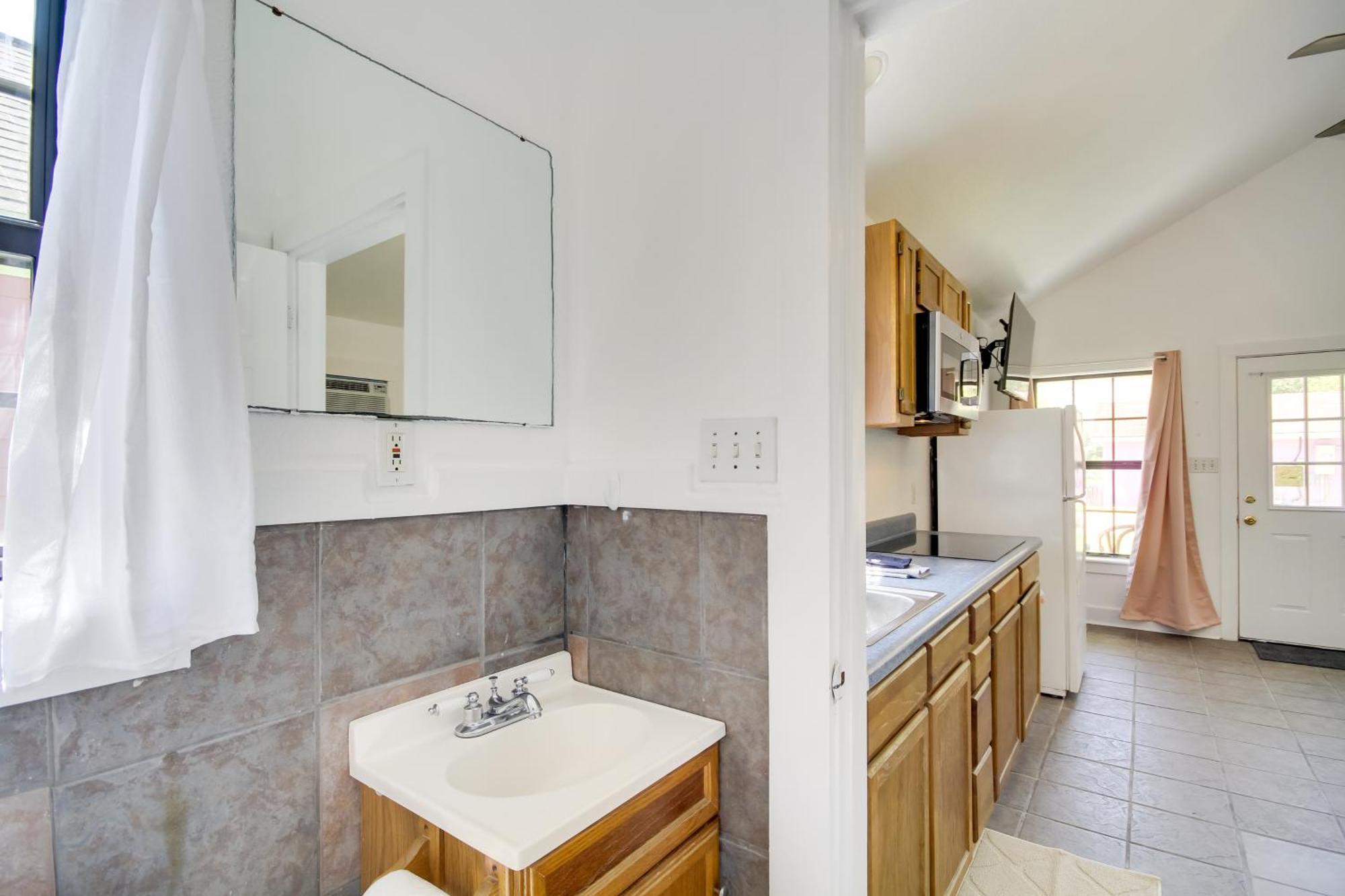 Charming With Community Pool And Lake! Biloxi