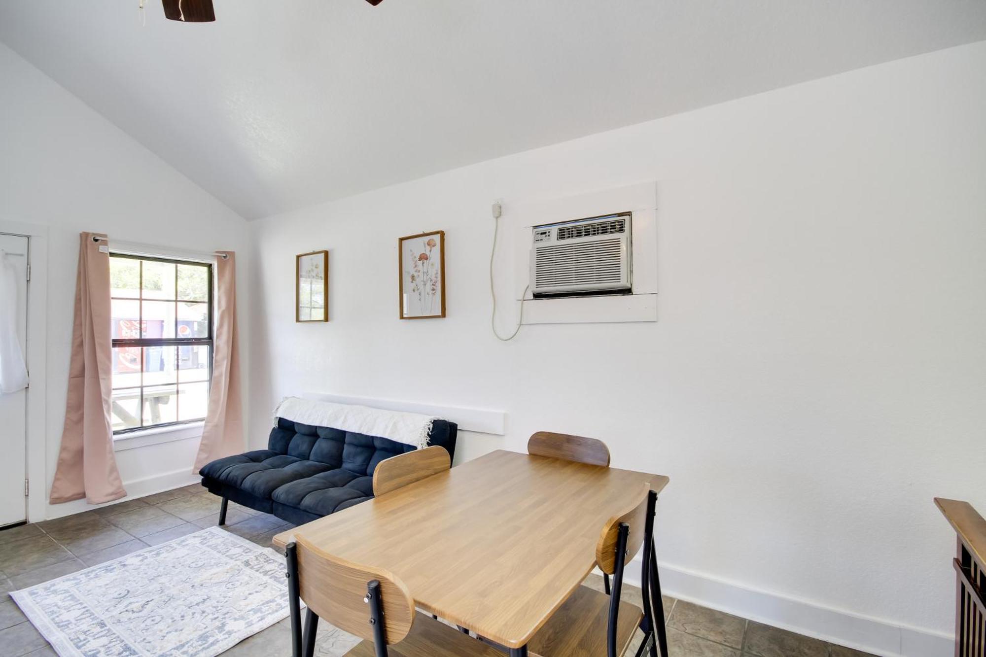 Charming With Community Pool And Lake! Apartment *