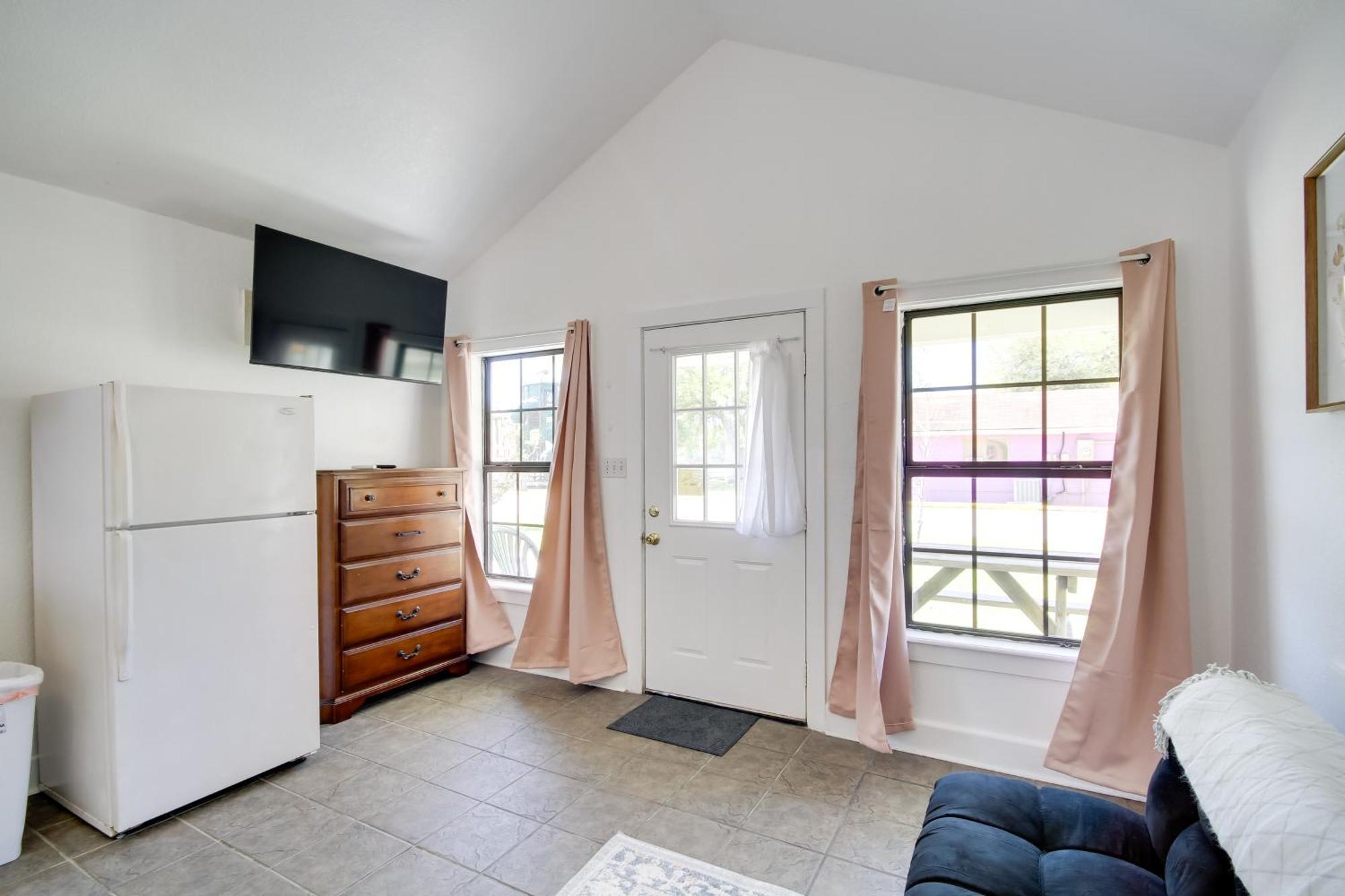Apartment Charming With Community Pool And Lake!