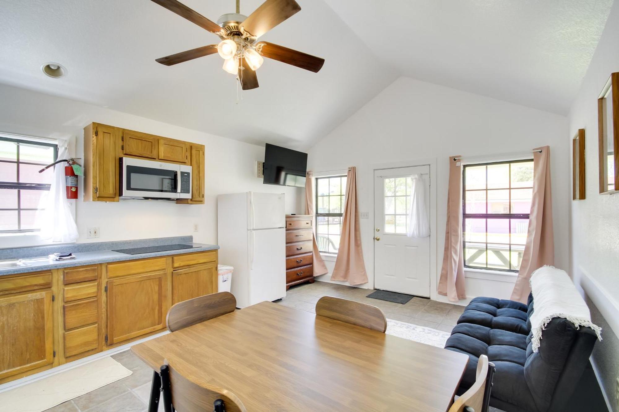 Charming With Community Pool And Lake! Biloxi