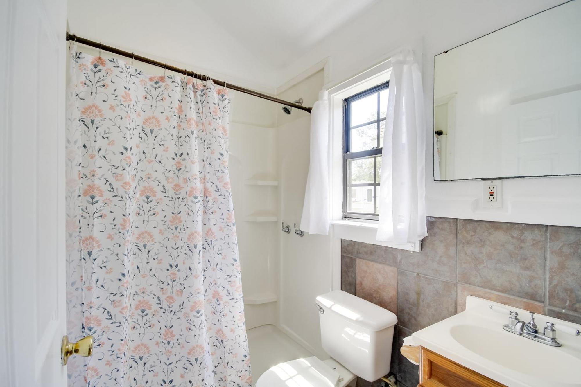 Charming With Community Pool And Lake! Apartment