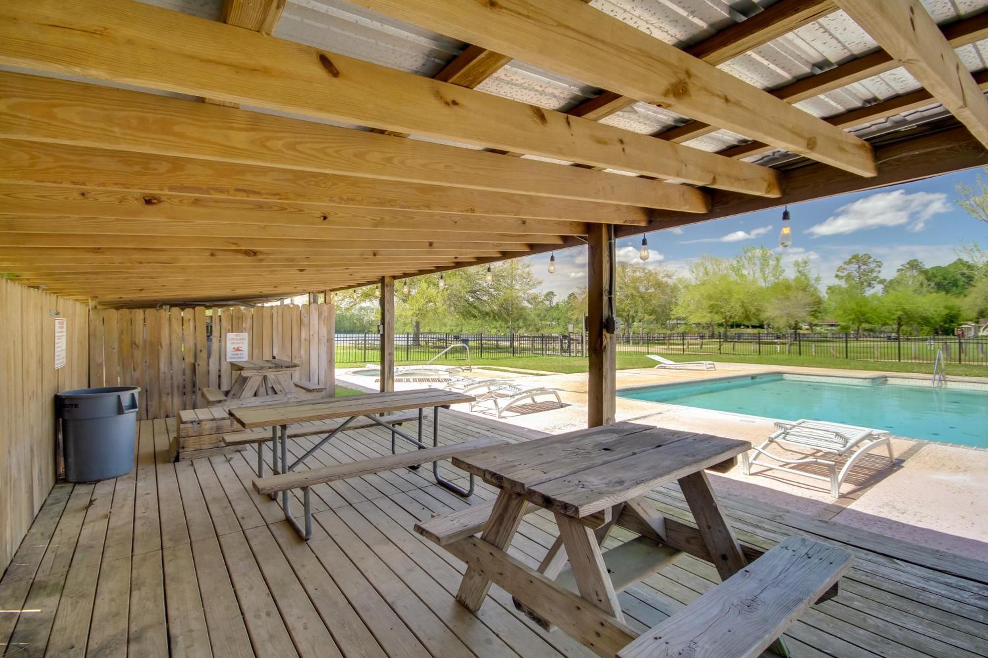 Charming With Community Pool And Lake! Biloxi