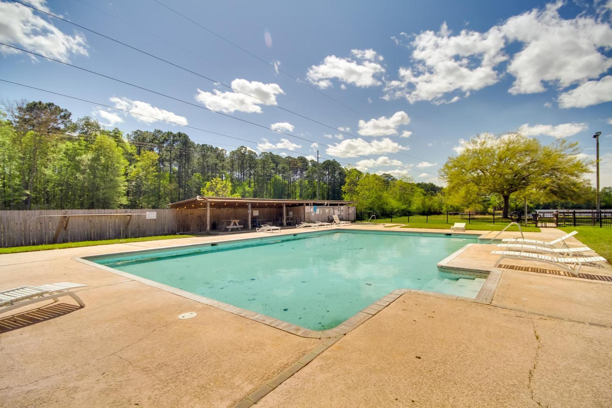 Charming With Community Pool And Lake! *