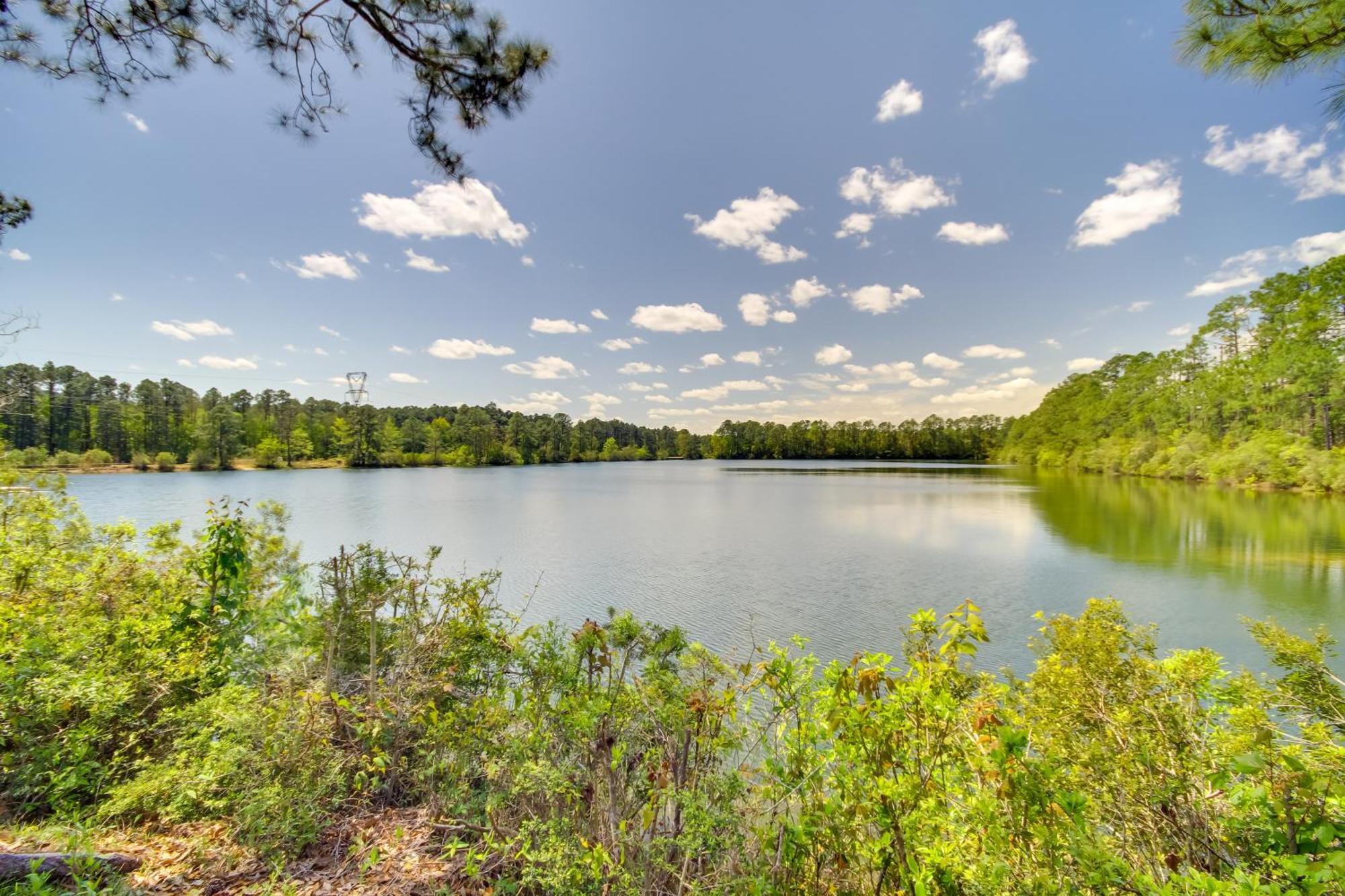 Charming With Community Pool And Lake! Biloxi