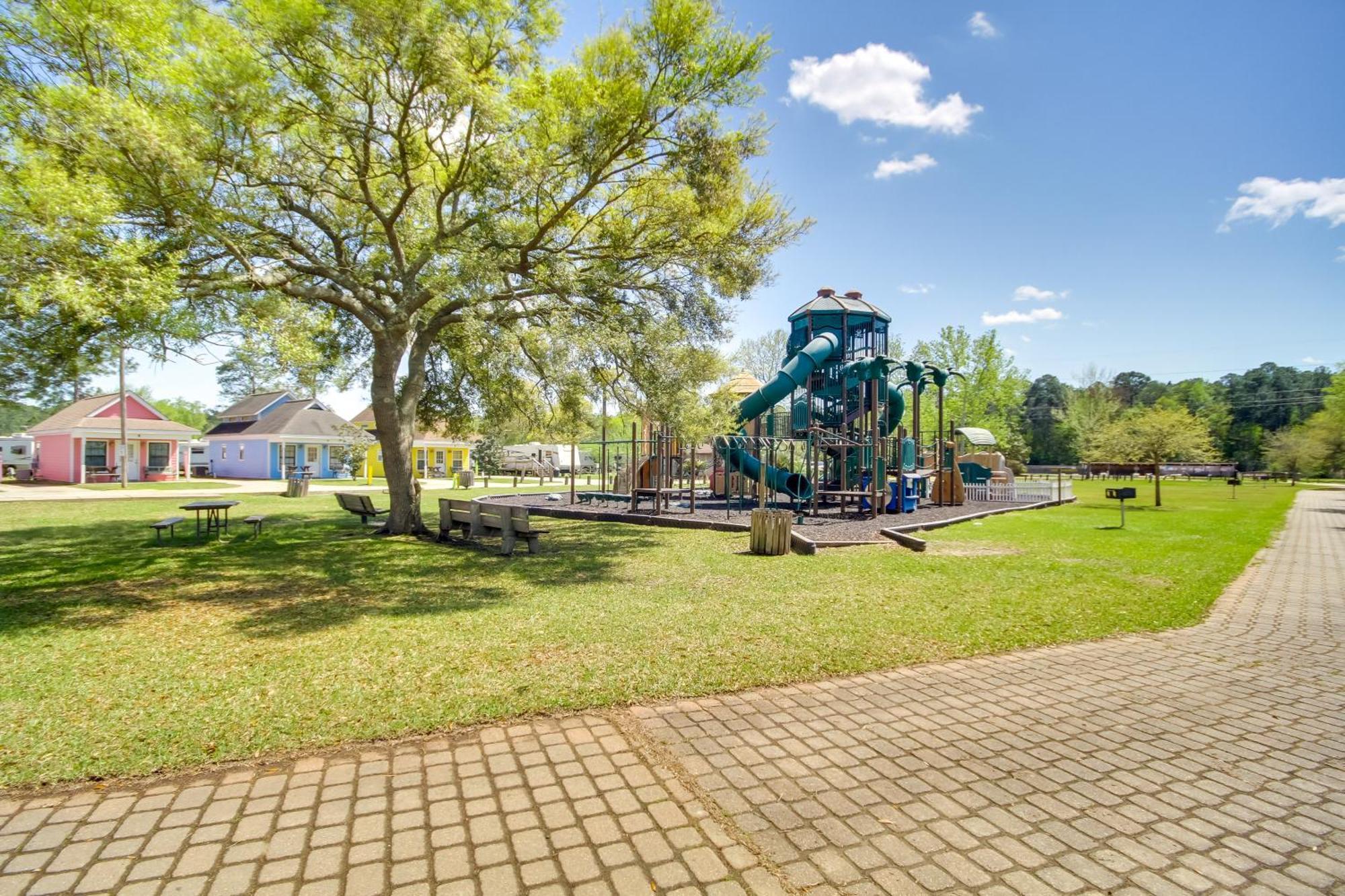 Charming With Community Pool And Lake! Apartment *