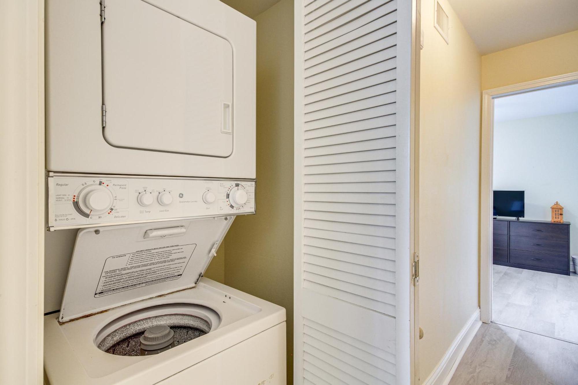Airy With Patio Walk To Beach! Apartment