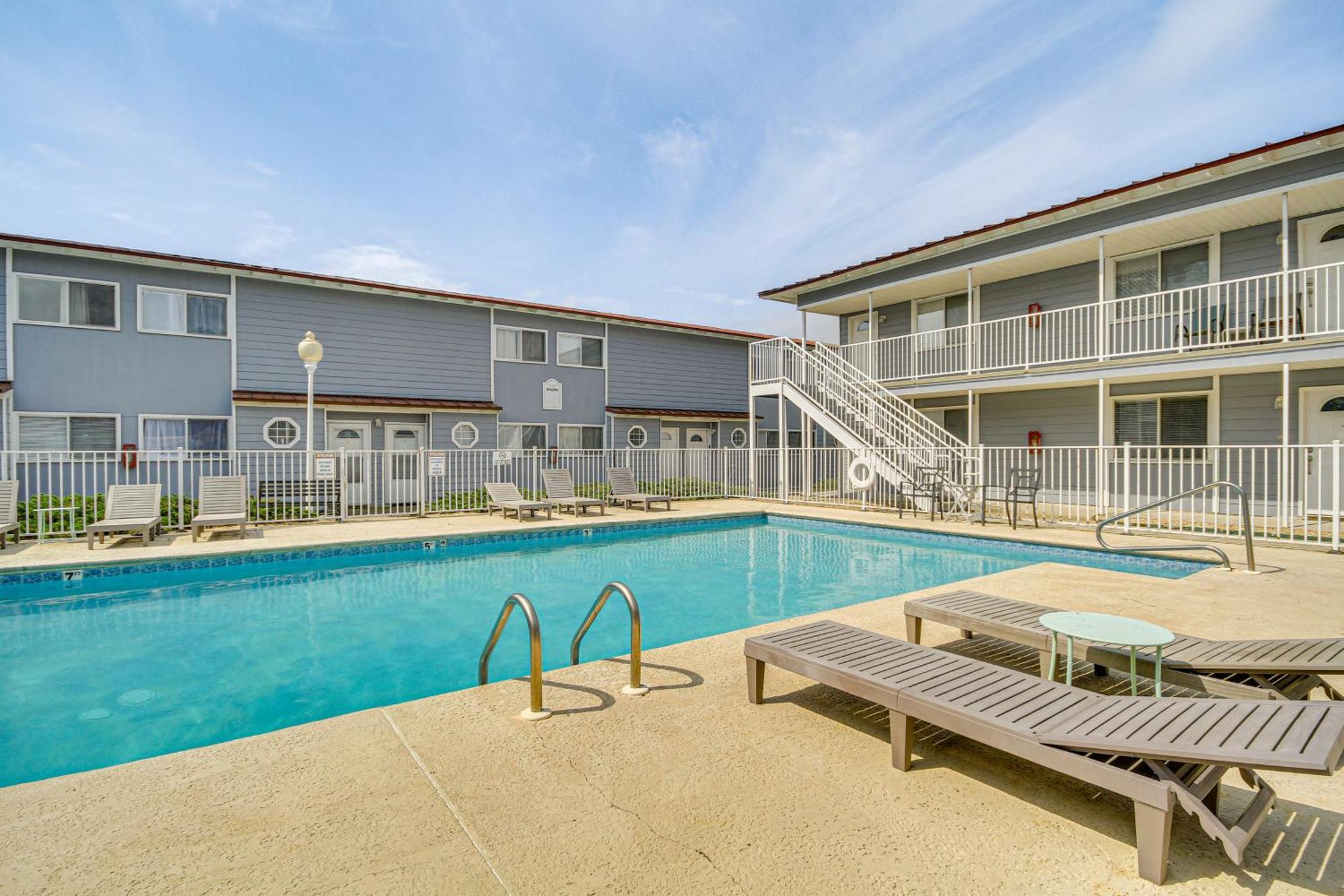 Airy With Patio Walk To Beach!