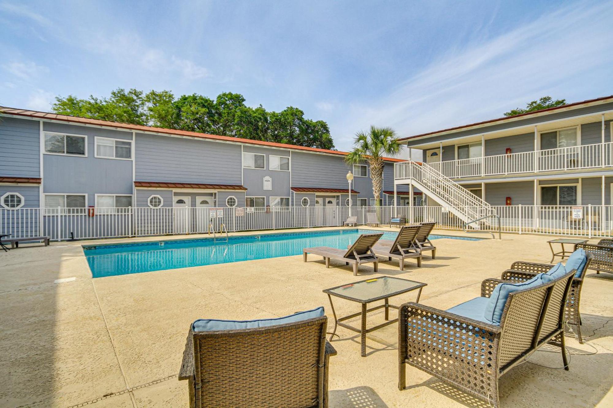 Airy With Patio Walk To Beach! Apartment *