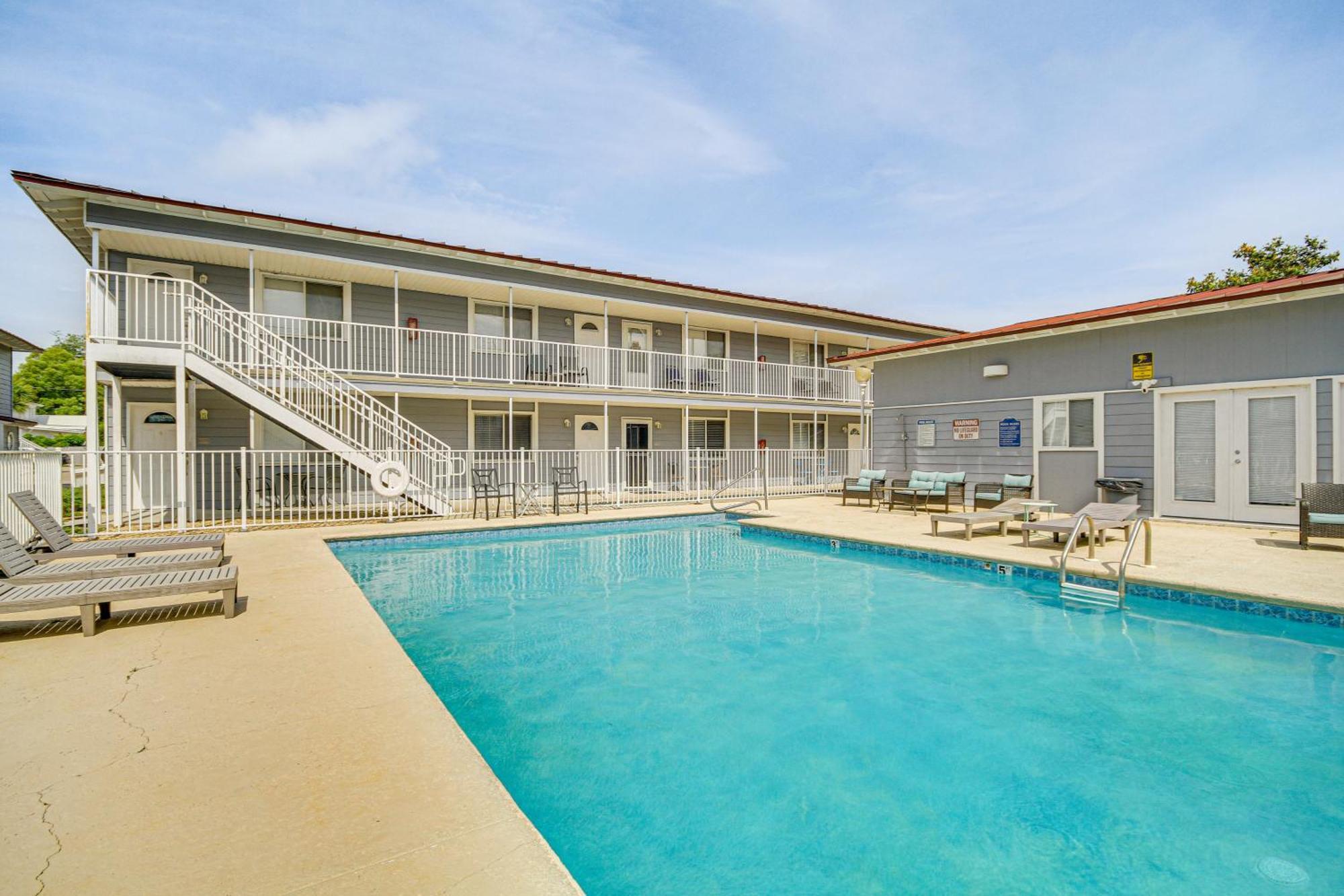 Apartment Airy With Patio Walk To Beach! Biloxi