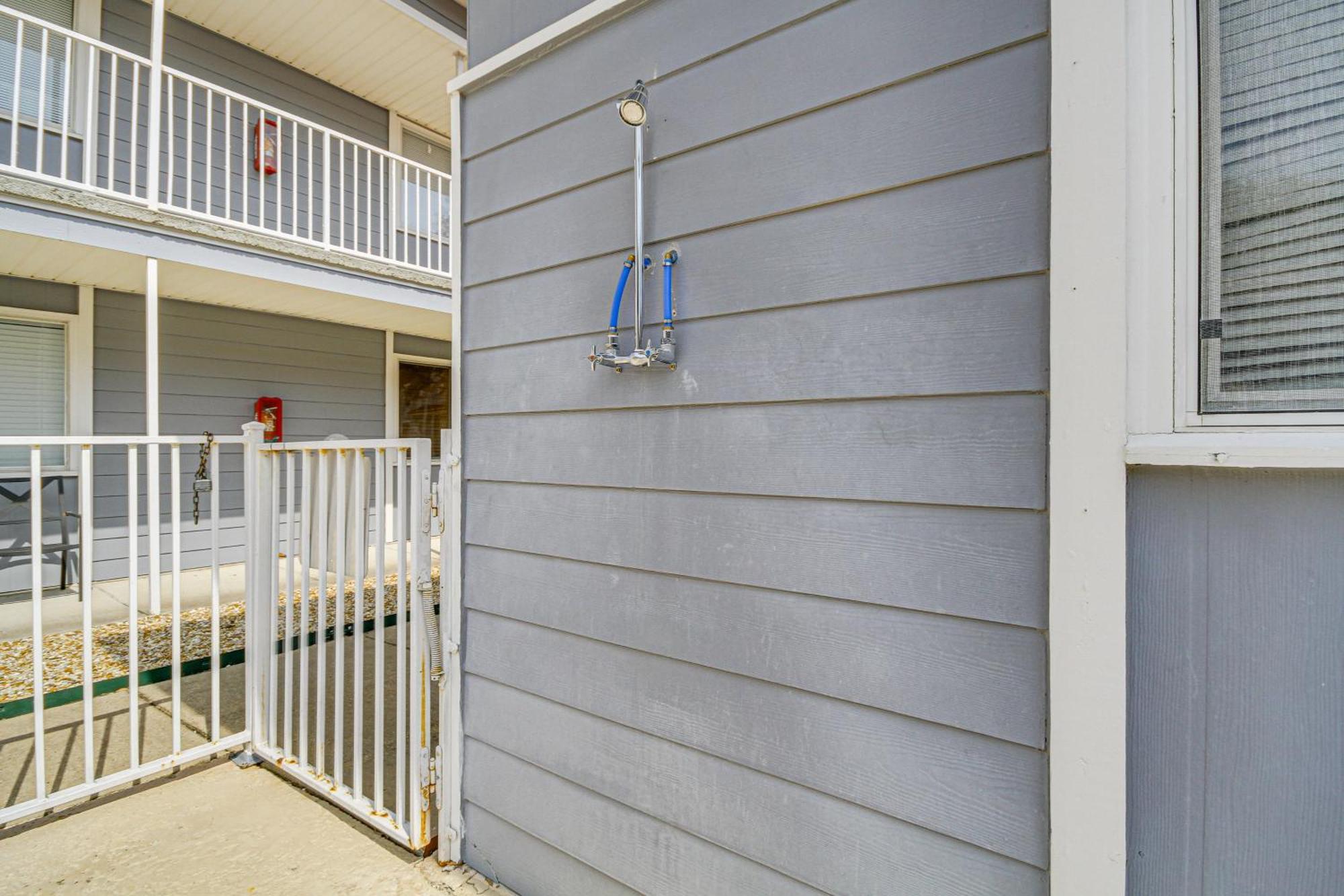 Airy With Patio Walk To Beach! Apartment