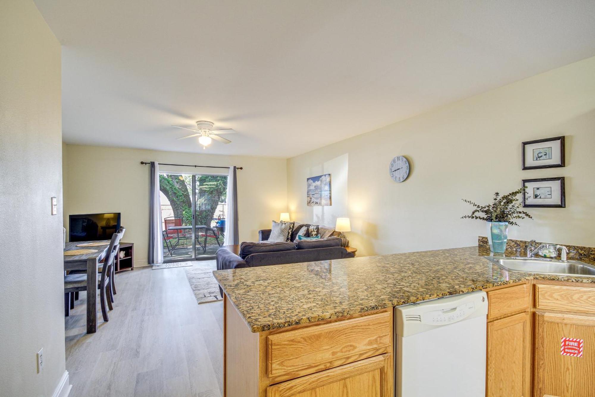 Airy With Patio Walk To Beach! Apartment *