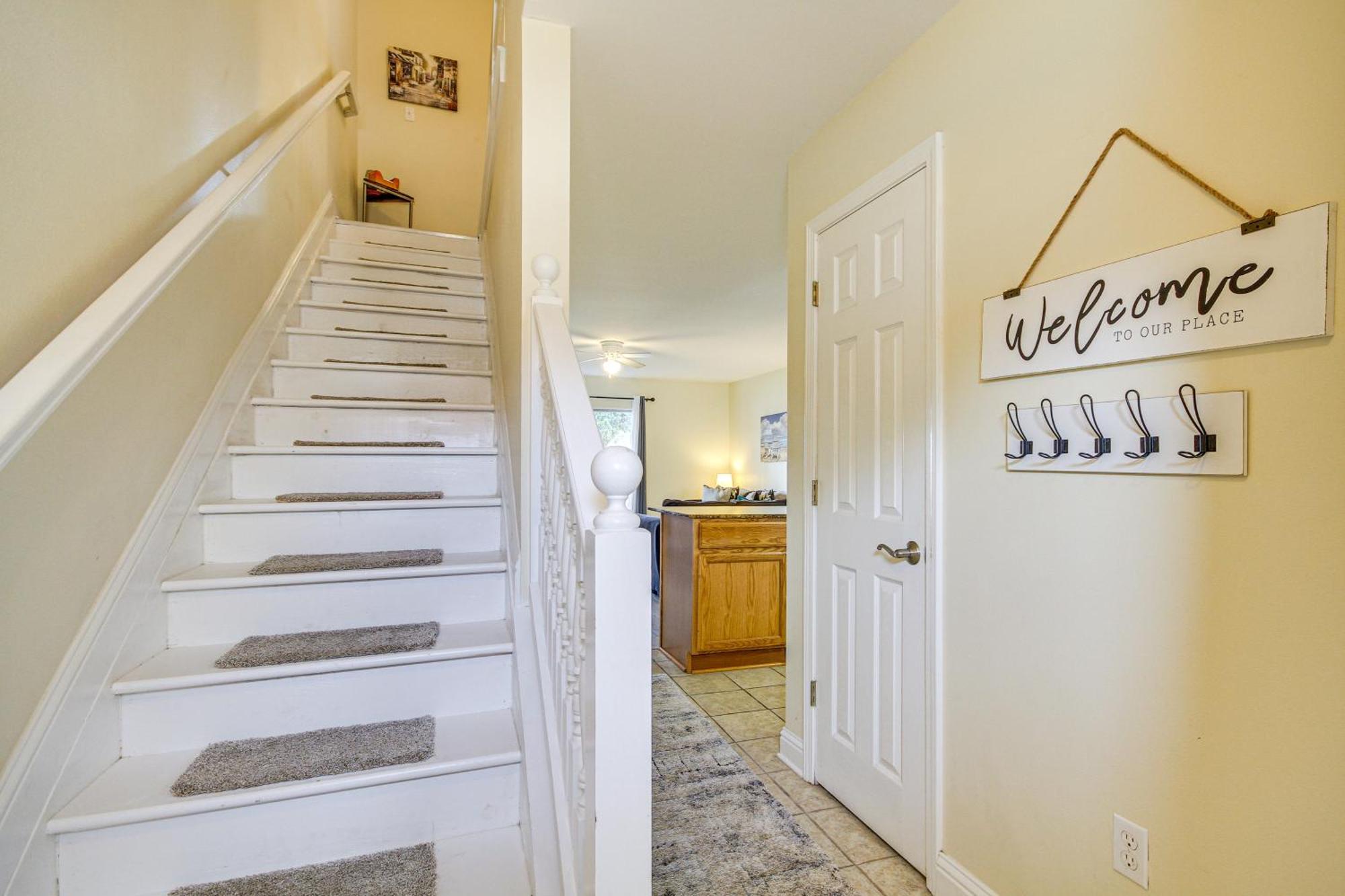 Airy With Patio Walk To Beach! Apartment
