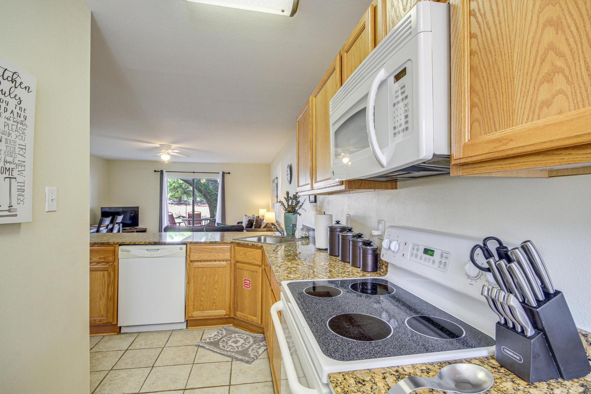 Apartment Airy With Patio Walk To Beach!