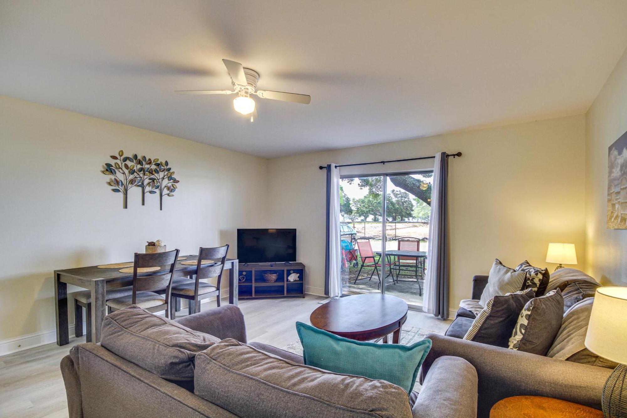Apartment Airy With Patio Walk To Beach!