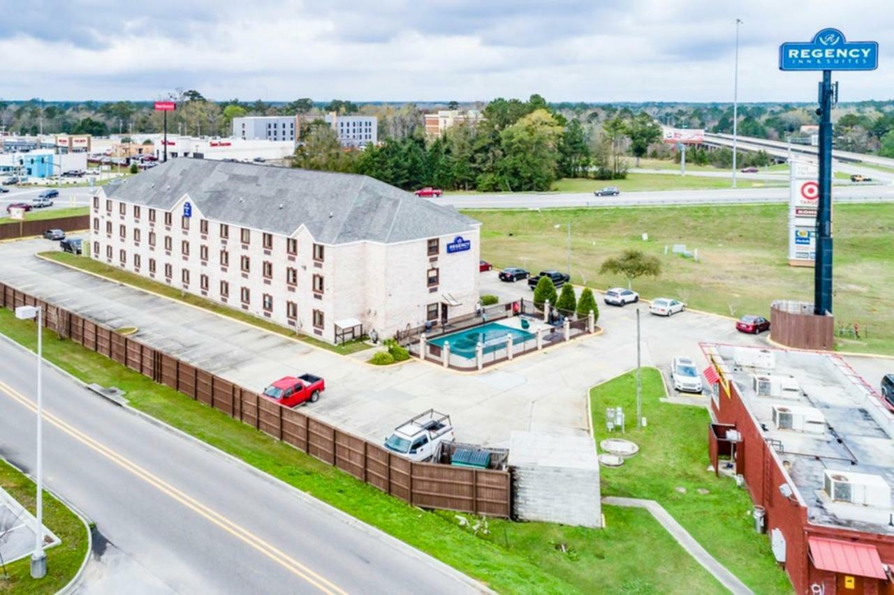 Regency & Motel 3*