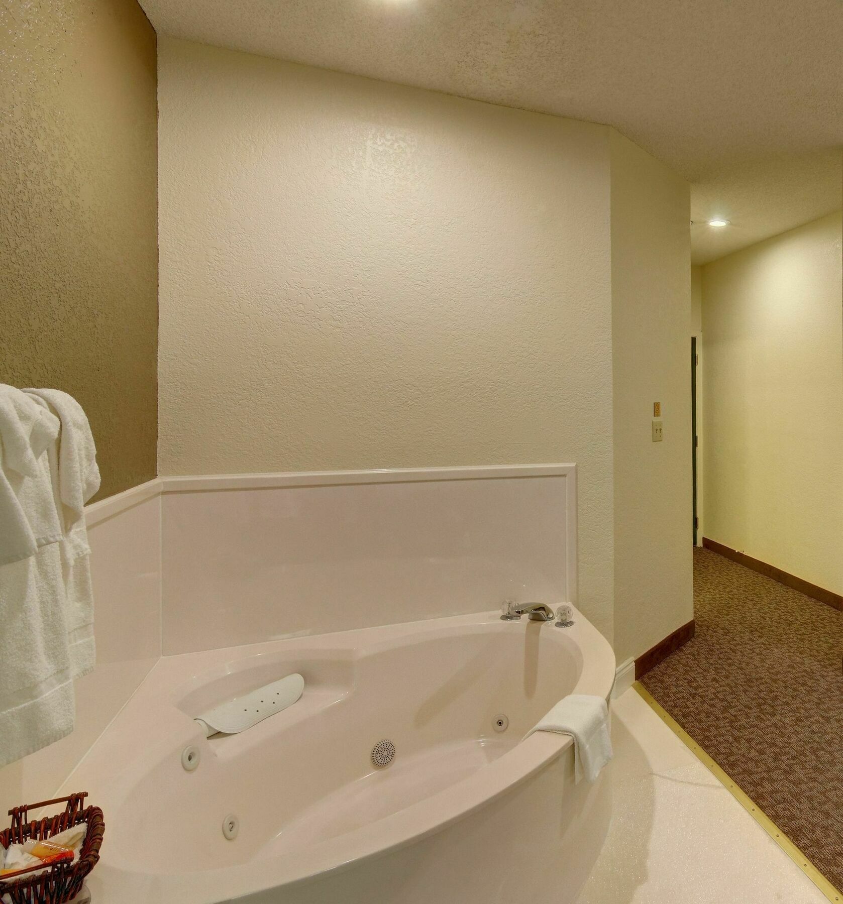 Regency & Motel 3*
